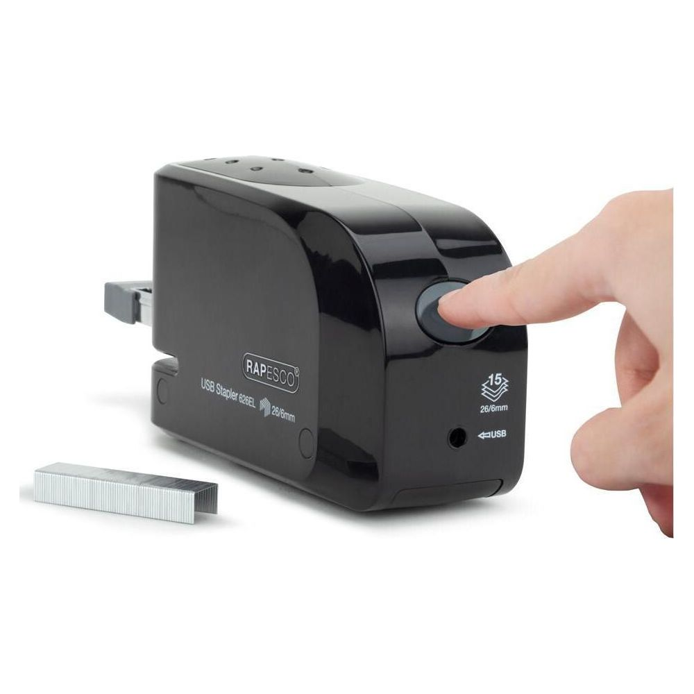 Ein schwarzer Rapesco USB-Tacker wird gezeigt, mit einem Finger, der den Knopf drückt. Klammern sind in der Nähe.