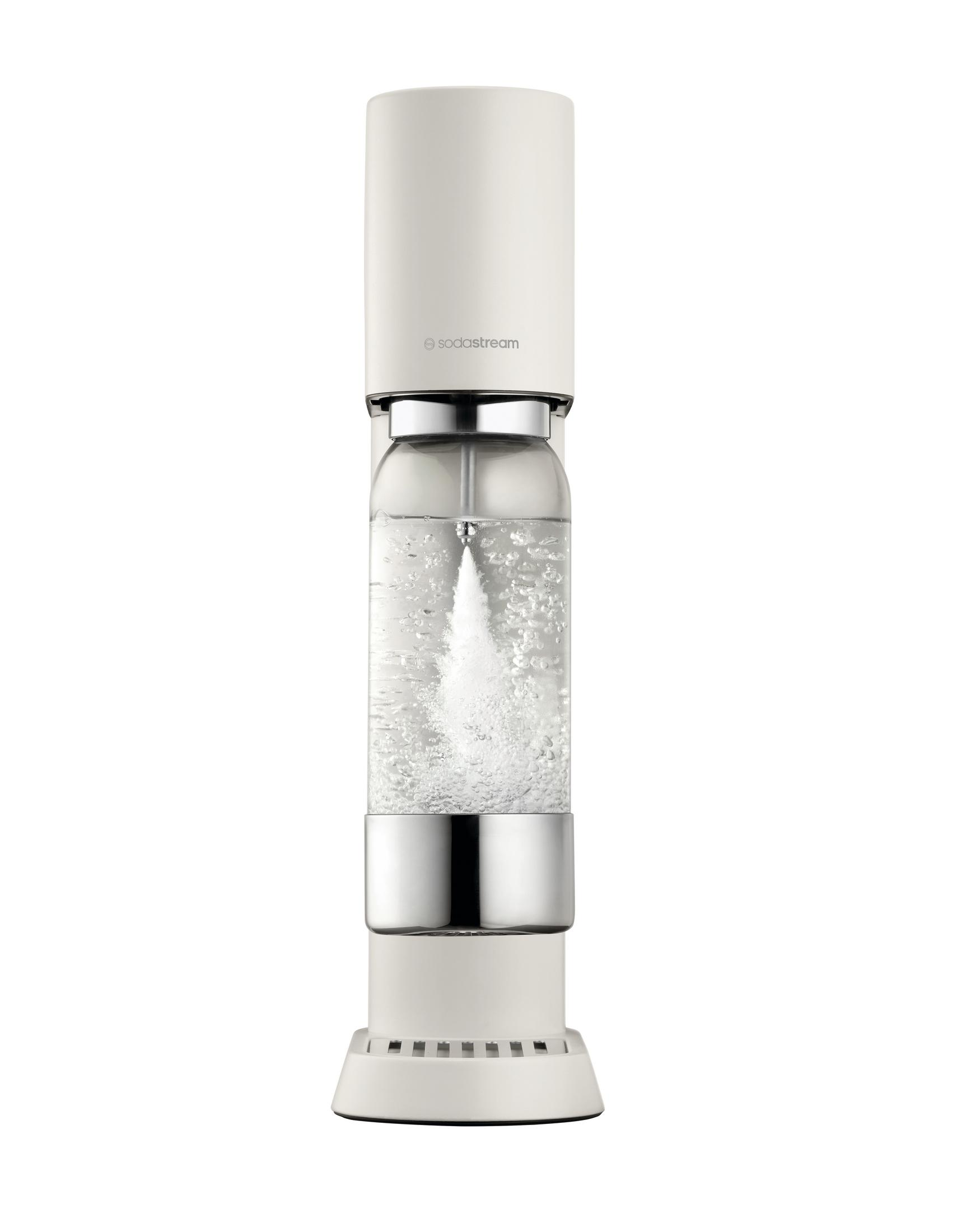 Ein weißer Wassersprudler mit einer gefüllten Glasflasche, in der Blasen aufsteigen.