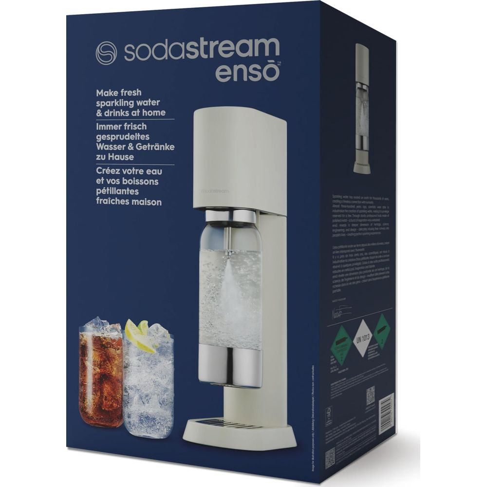 Ein Sodastream Enso Wassersprudler in Beige mit einer Flasche Sprudelwasser und zwei Gläsern.