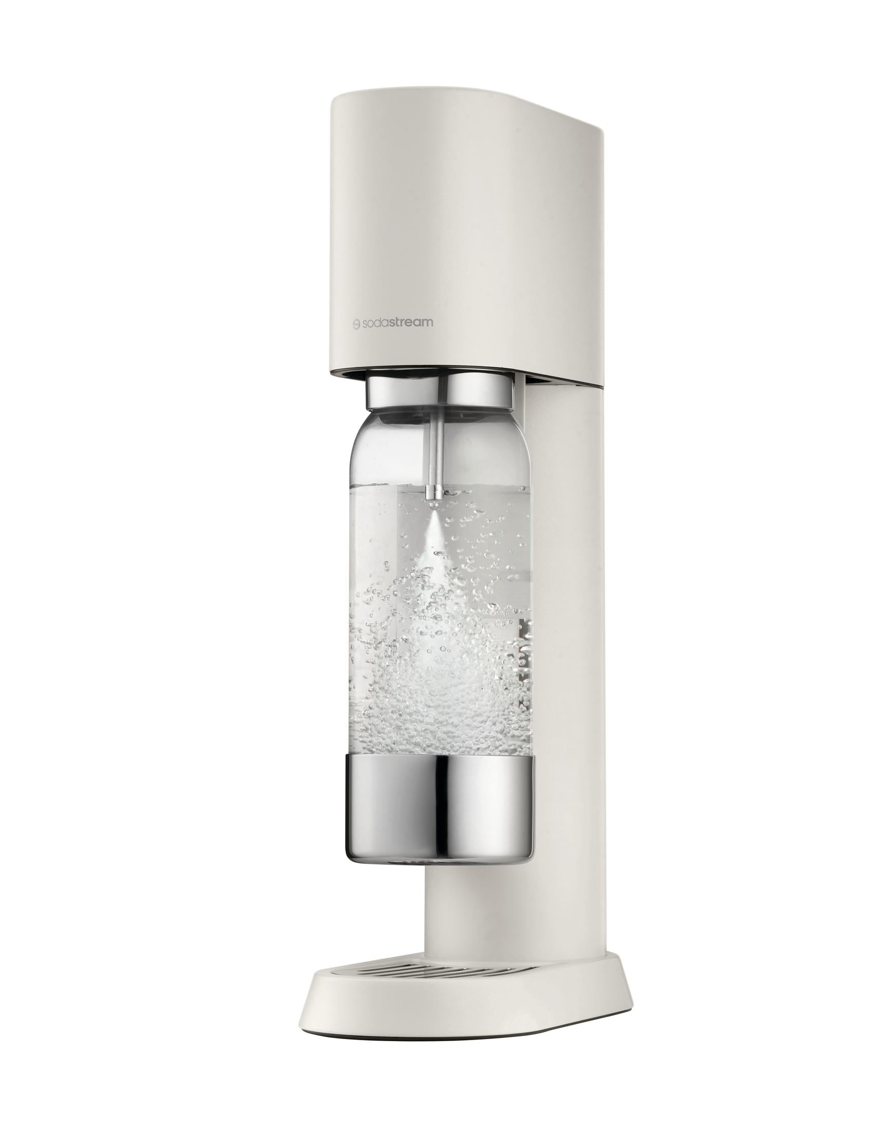 Ein weißer Sodastream mit einer Glasflasche voller sprudelndem Wasser.