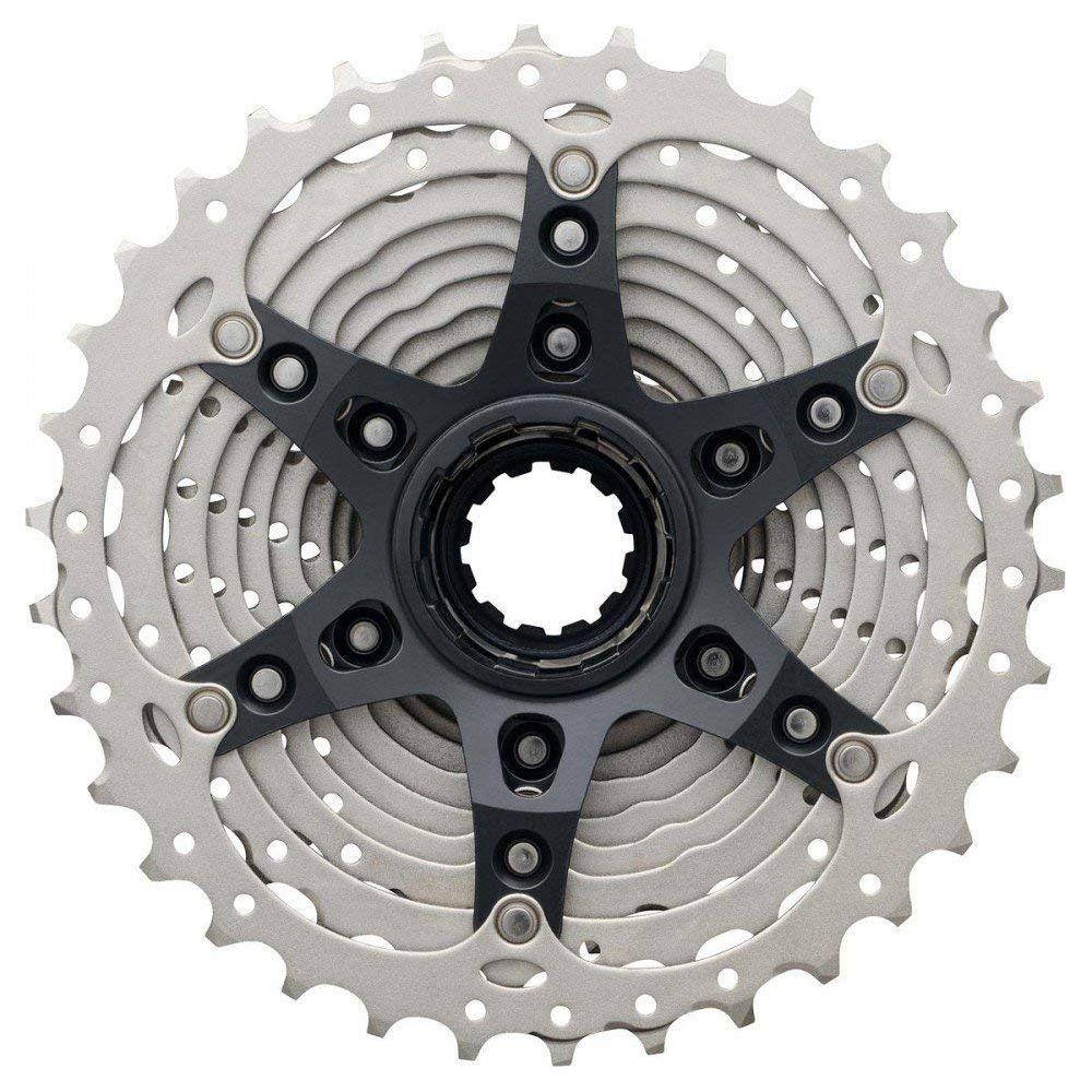 Silberne Fahrradkassette mit schwarzem Stern-Hub, auf weißem Hintergrund.