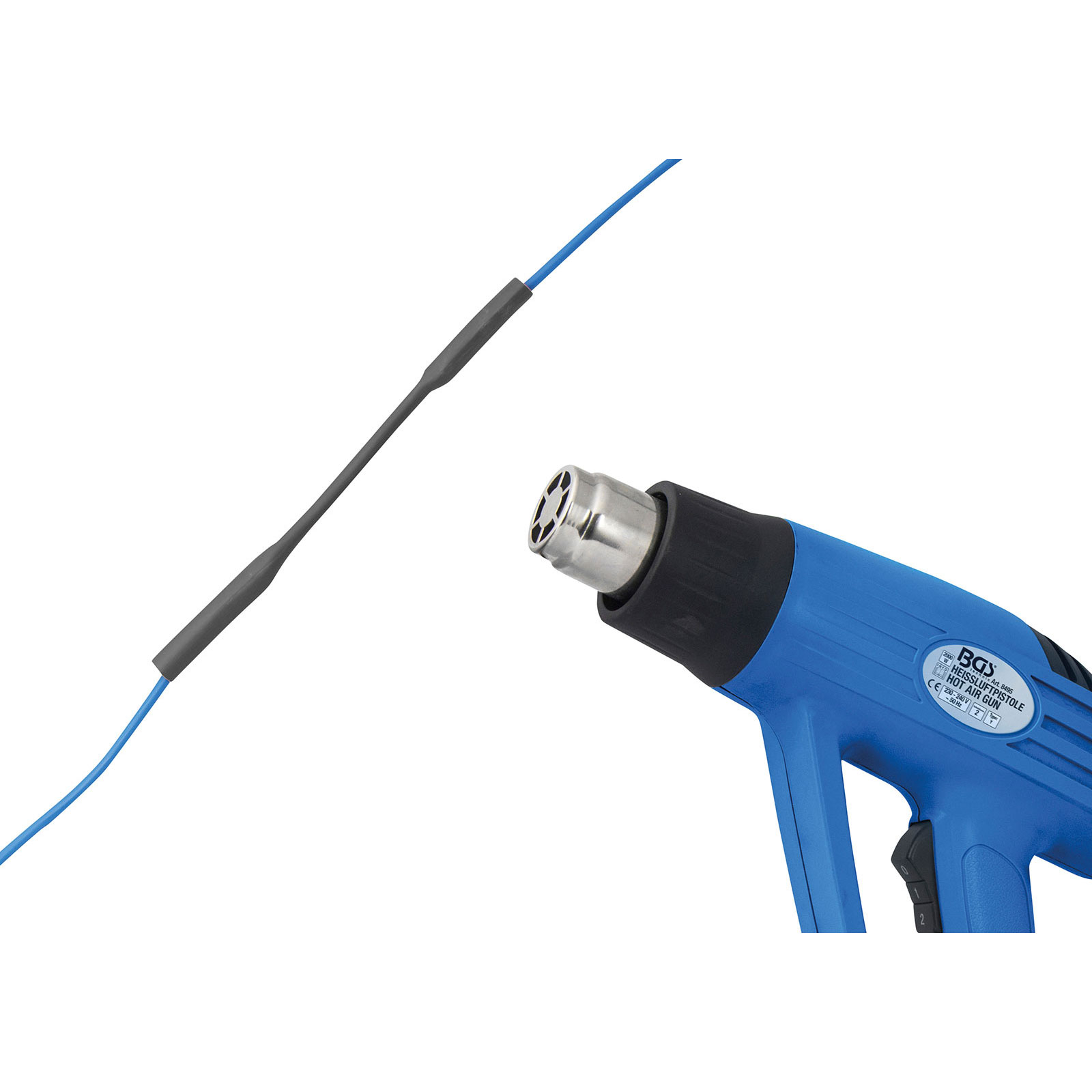 Blauer Heißluftföhn richtet sich auf ein blaues Kabel mit schwarzem Schrumpfschlauch.