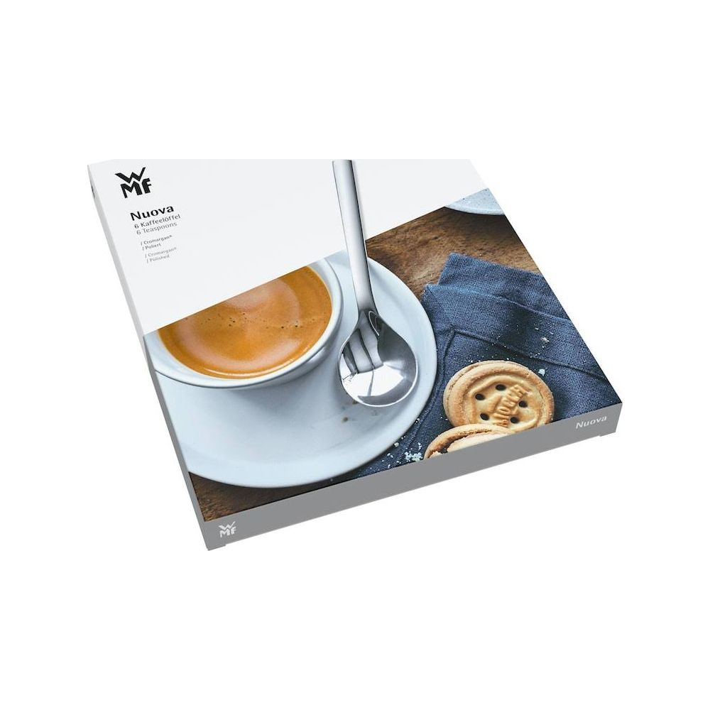 Ein Espressotässchen mit Löffel und Keksen auf einem Holztisch.