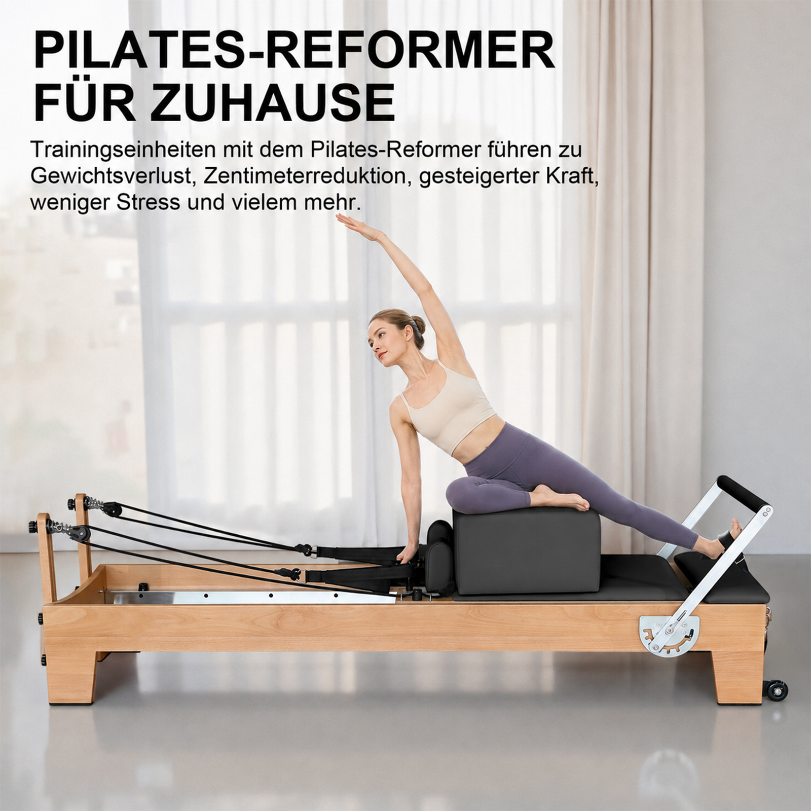 Eine Frau trainiert auf einem Pilates-Reformer mit Holzrahmen in einem hellen Raum.