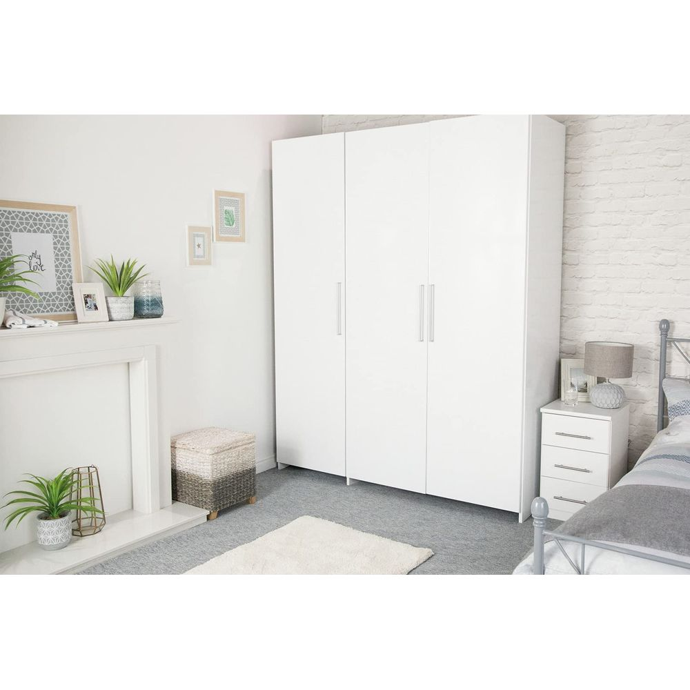 Ein Schlafzimmer mit einem weißen Kleiderschrank, Bett, Nachttisch und Kaminsims.