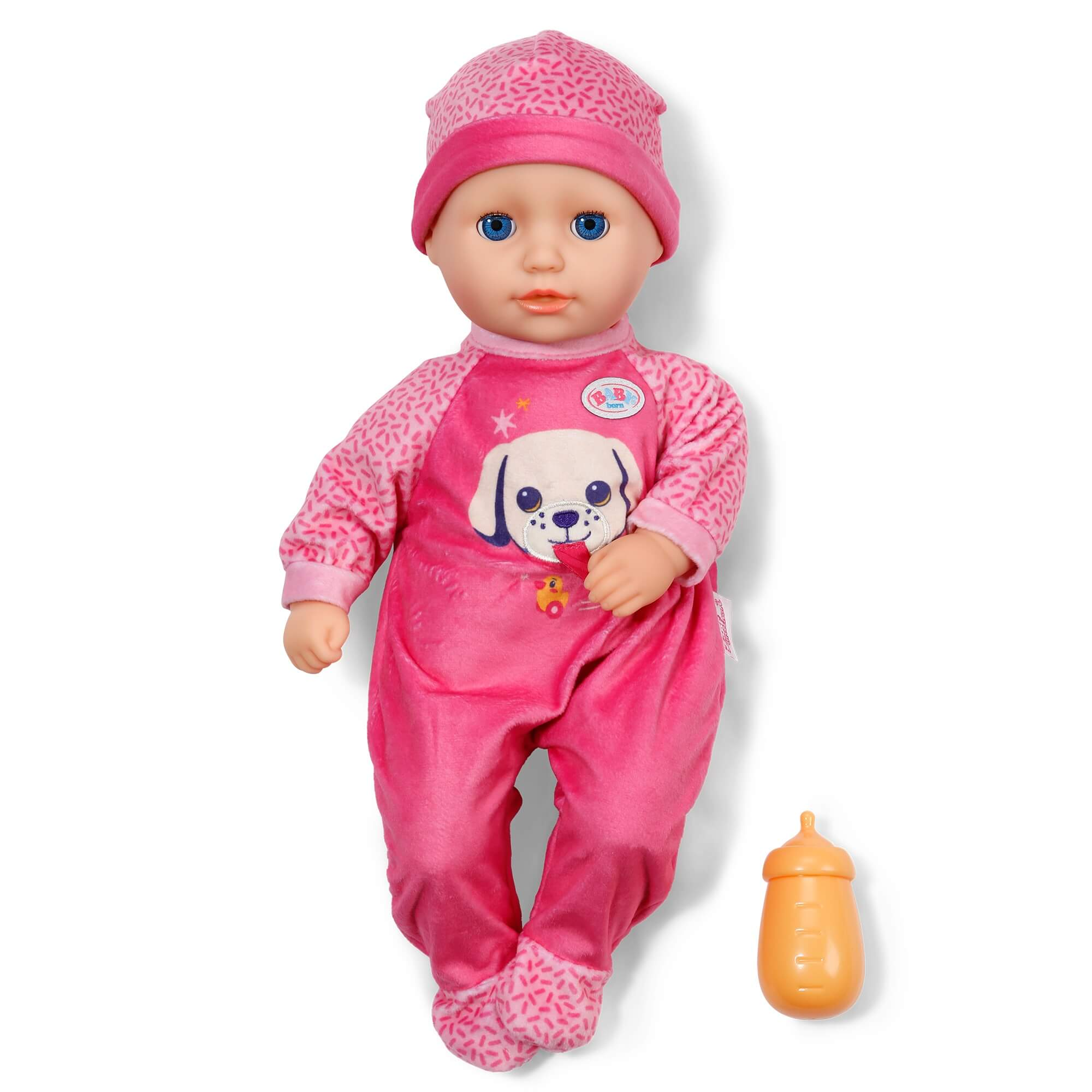Ein rosa Pyjama-Baby mit Hundemotiv und eine orangefarbene Flasche.