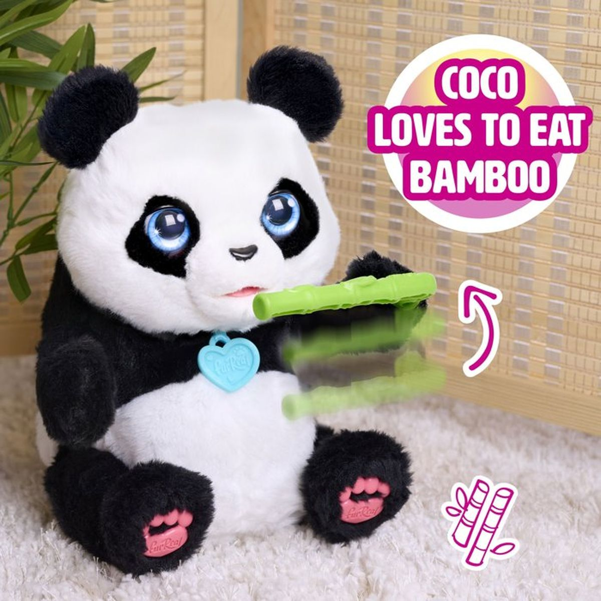 Un panda de peluche sostiene un palo de bambú verde. Texto: Coco ama el bambú.