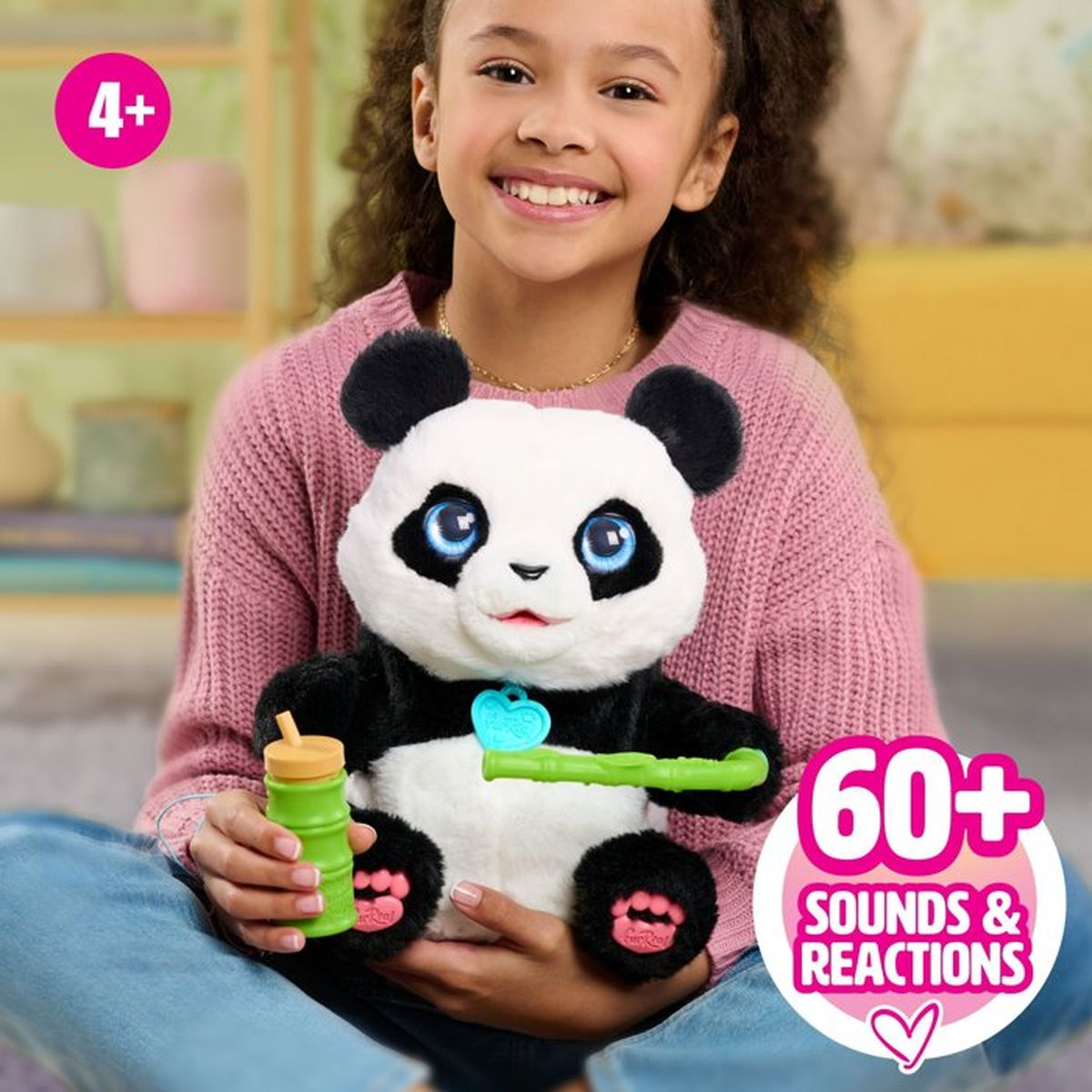Una niña sostiene un peluche de panda con botella y bambú. Edad 4+, más de 60 sonidos y reacciones.
