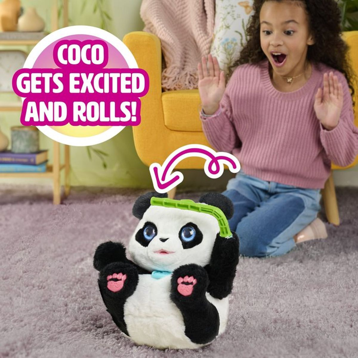 Un peluche de panda con banda verde yace en una alfombra, una niña al lado.