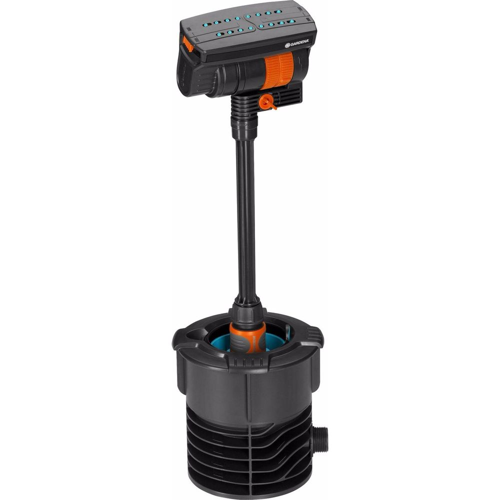 Ein schwarzer und oranger Sprinkler mit einem langen Stiel auf einem schwarzen Sockel.