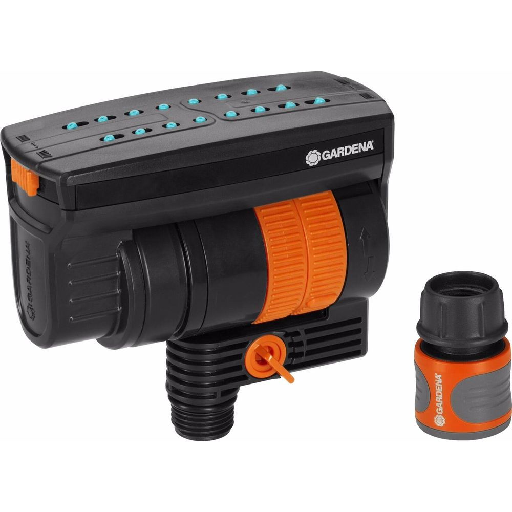 Ein schwarzer GARDENA Sprinkler mit orangefarbenen Akzenten und ein Anschlussstück.