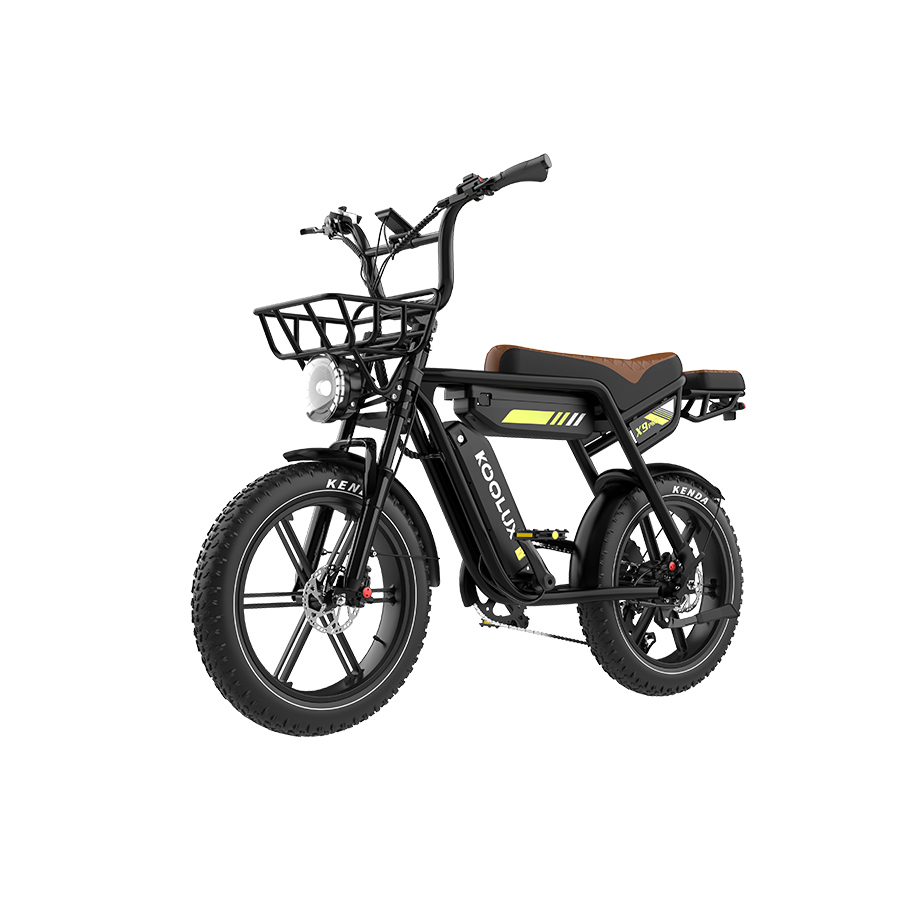 Una bicicleta eléctrica negra con asiento marrón, cesta delantera y neumáticos anchos.