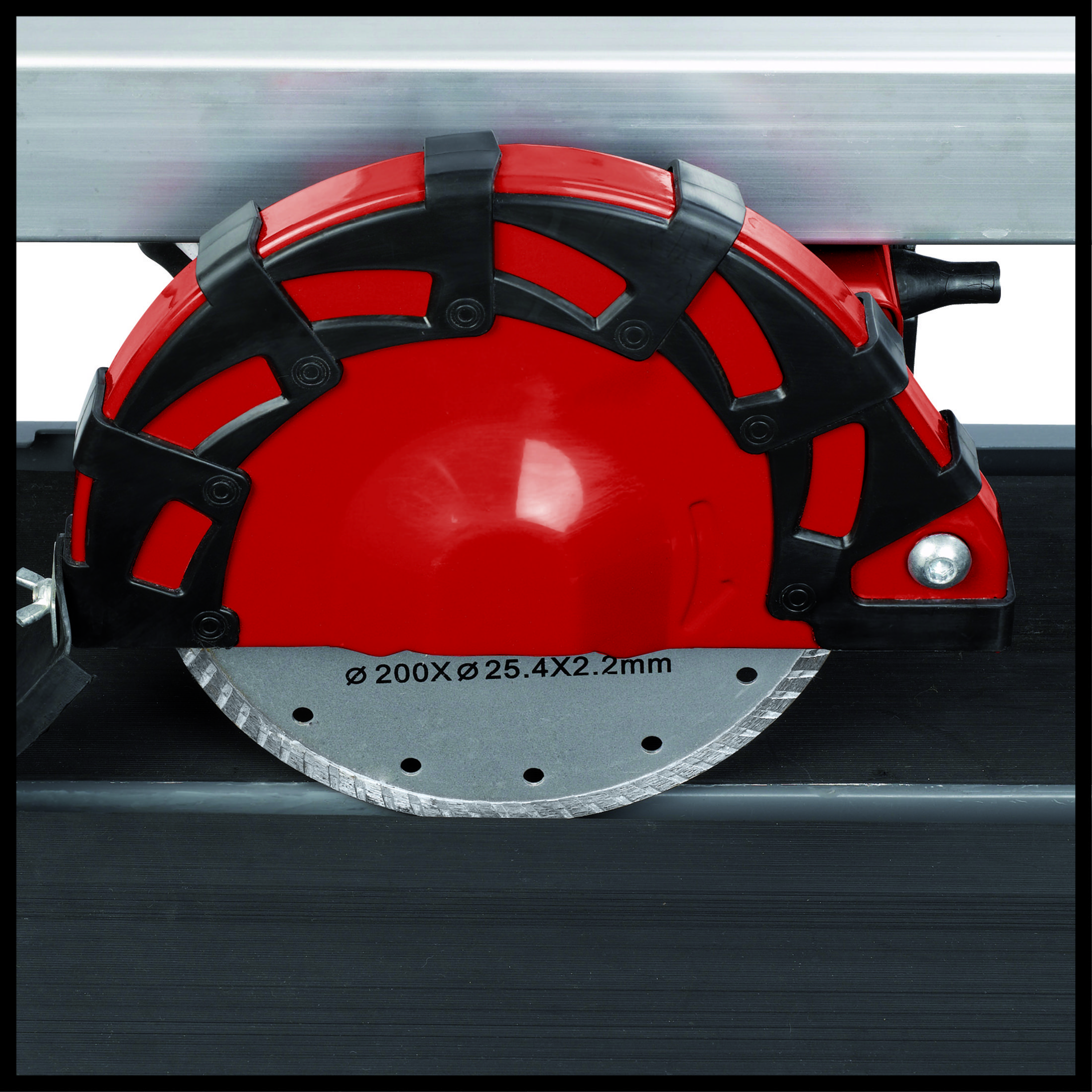 Roter Winkelschleifer mit schwarzem Schutz und Metallsägeblatt.