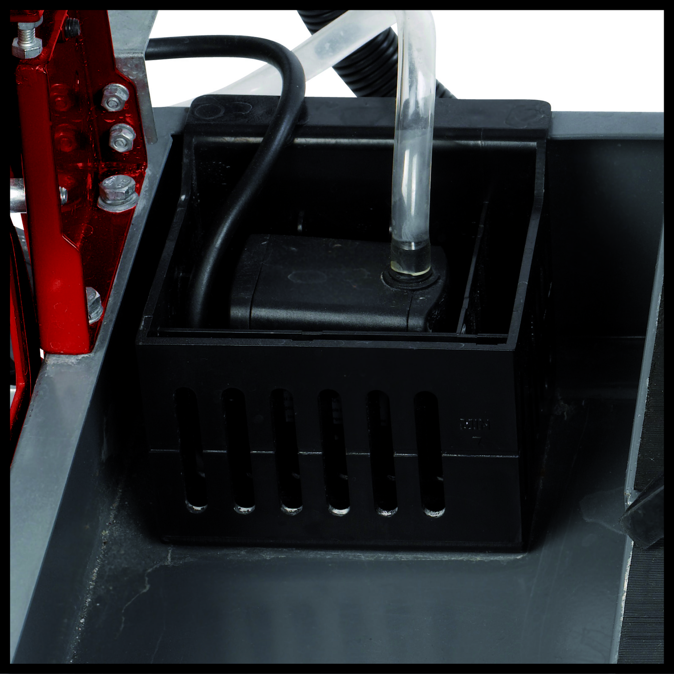 Ein schwarzer Wasserpumpenfilter mit Schläuchen in einem grauen Behälter.