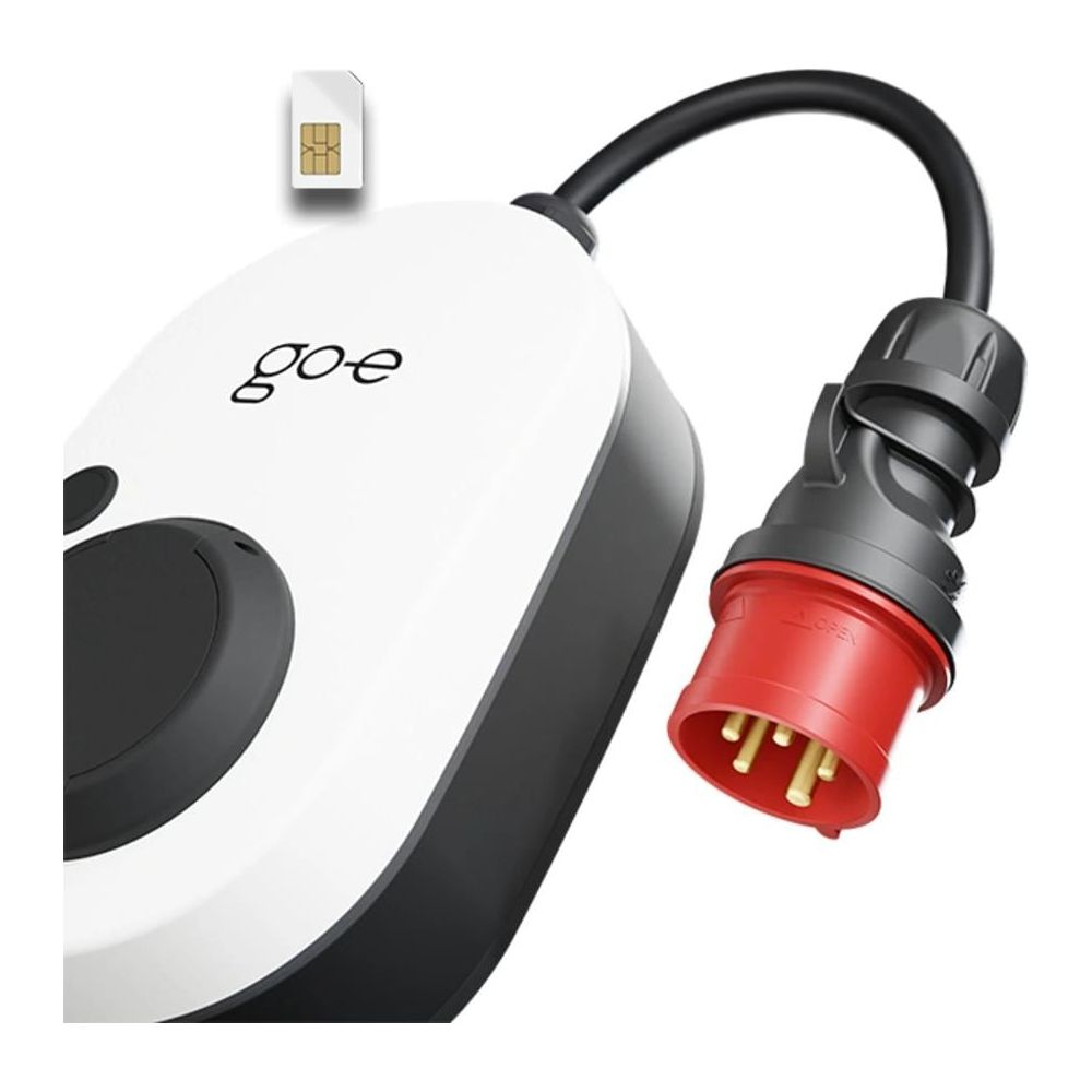 Weißes Ladegerät mit schwarzem Kabel und rotem Stecker. Eine SIM-Karte ist oben.