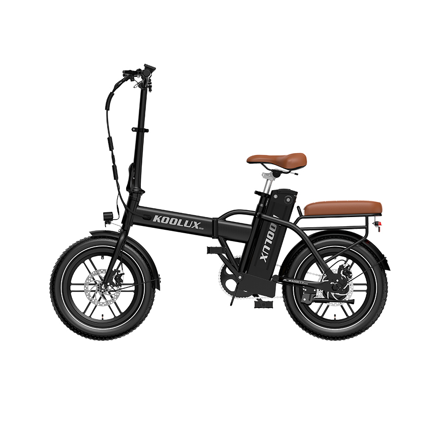 Bicicleta eléctrica plegable negra con asientos marrones y ruedas plateadas.