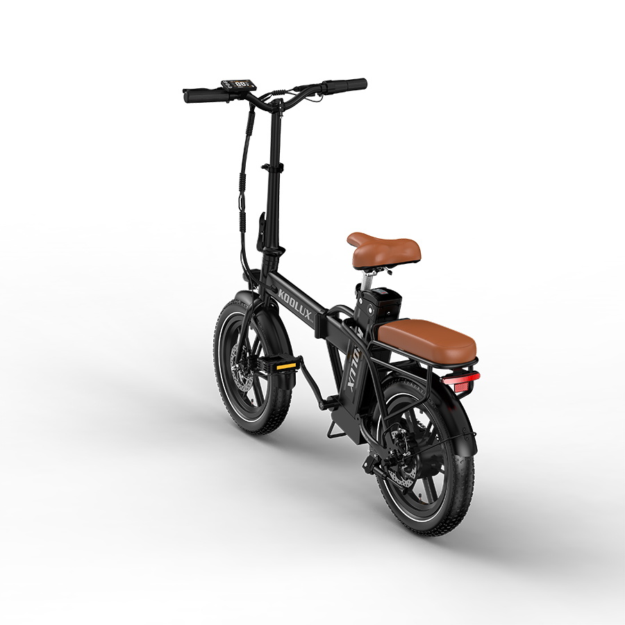 Una bicicleta eléctrica plegable negra con asientos marrones y fondo blanco.