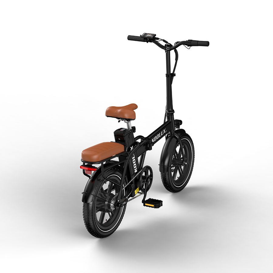 Bicicleta eléctrica plegable negra con asientos de cuero marrón, sobre fondo blanco.
