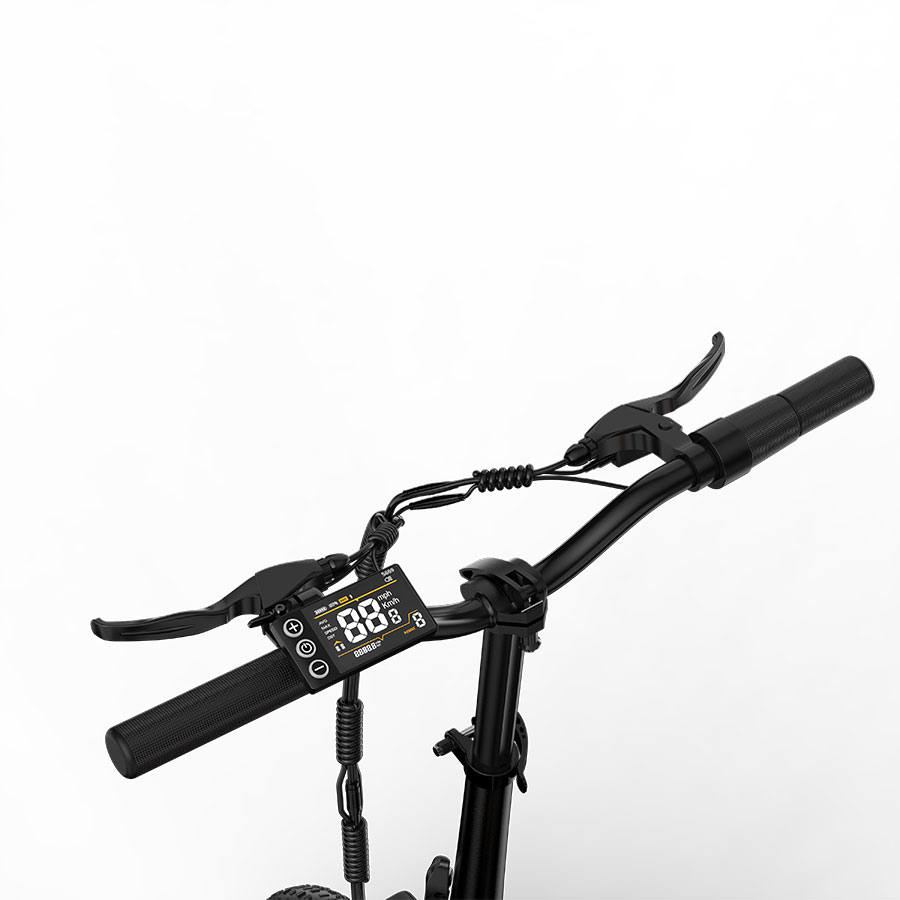Manillar de patinete eléctrico con pantalla y frenos, fondo blanco.