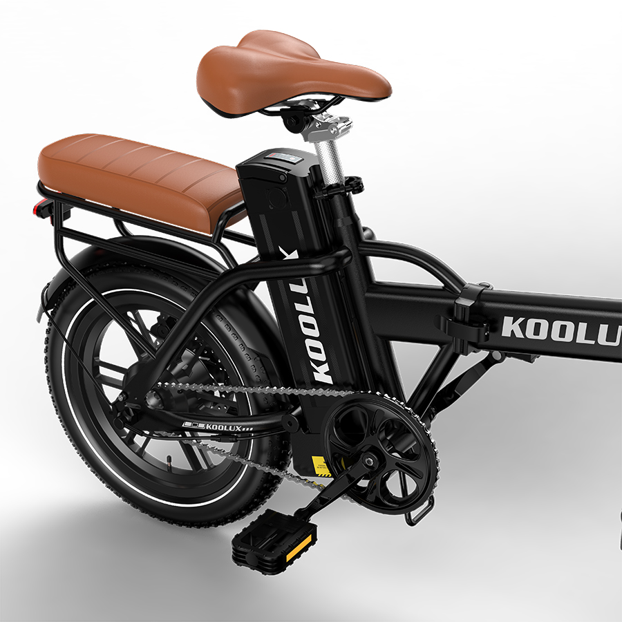 Bicicleta plegable negra con asientos de cuero marrón y portaequipajes.