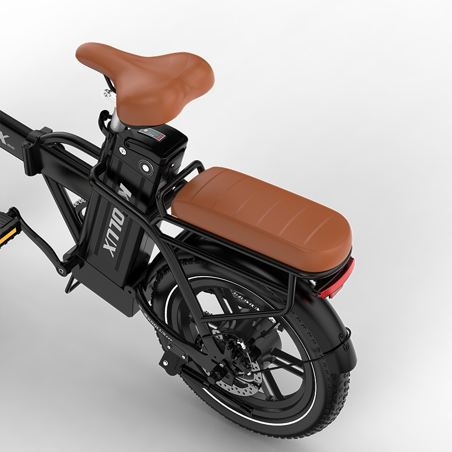 Bicicleta eléctrica negra con asientos de cuero marrón y portaequipajes.