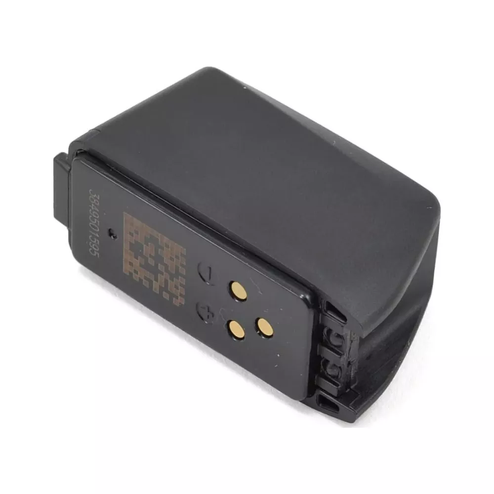 Schwarzes Fitness-Tracker-Armband mit goldenen Ladekontakten und Seriennummer.