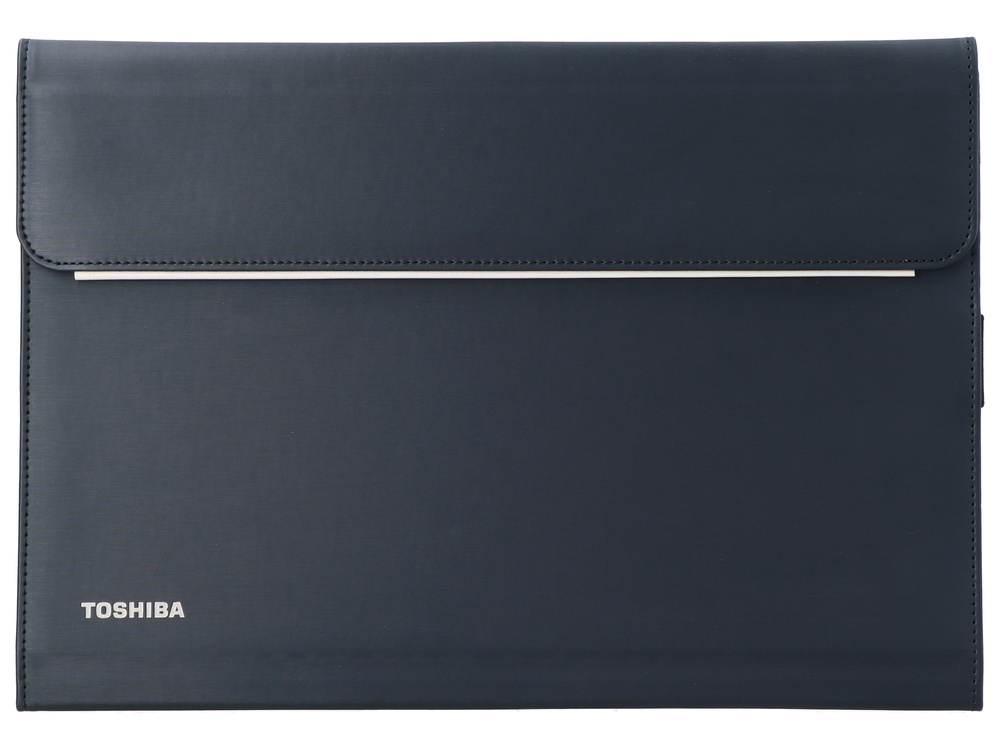 Granatowe etui na laptopa Toshiba z srebrnym paskiem i przeszyciami.