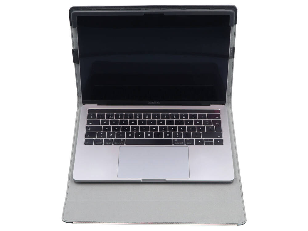 Otwarty MacBook Pro w szarej obudowie, widok z przodu.