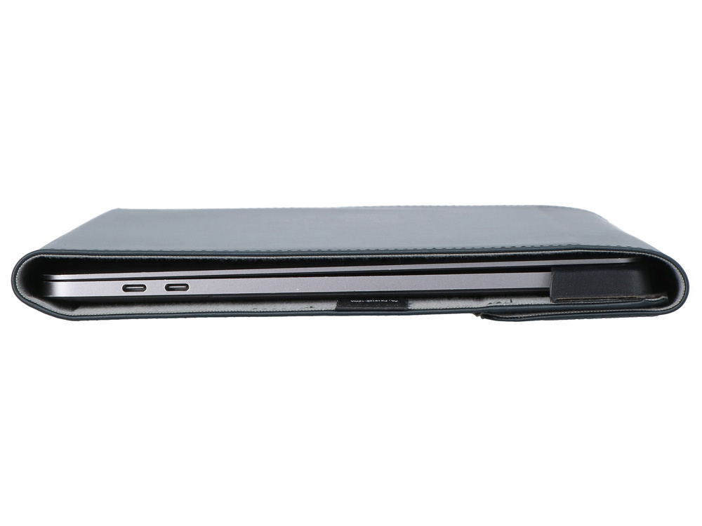 Laptop w szarej etui, widoczne porty USB-C.