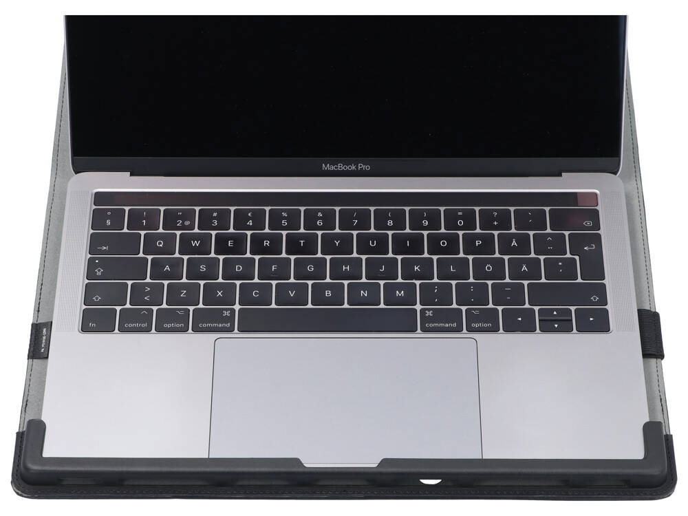 MacBook Pro z klawiaturą i gładzikiem w szarej obudowie ochronnej.