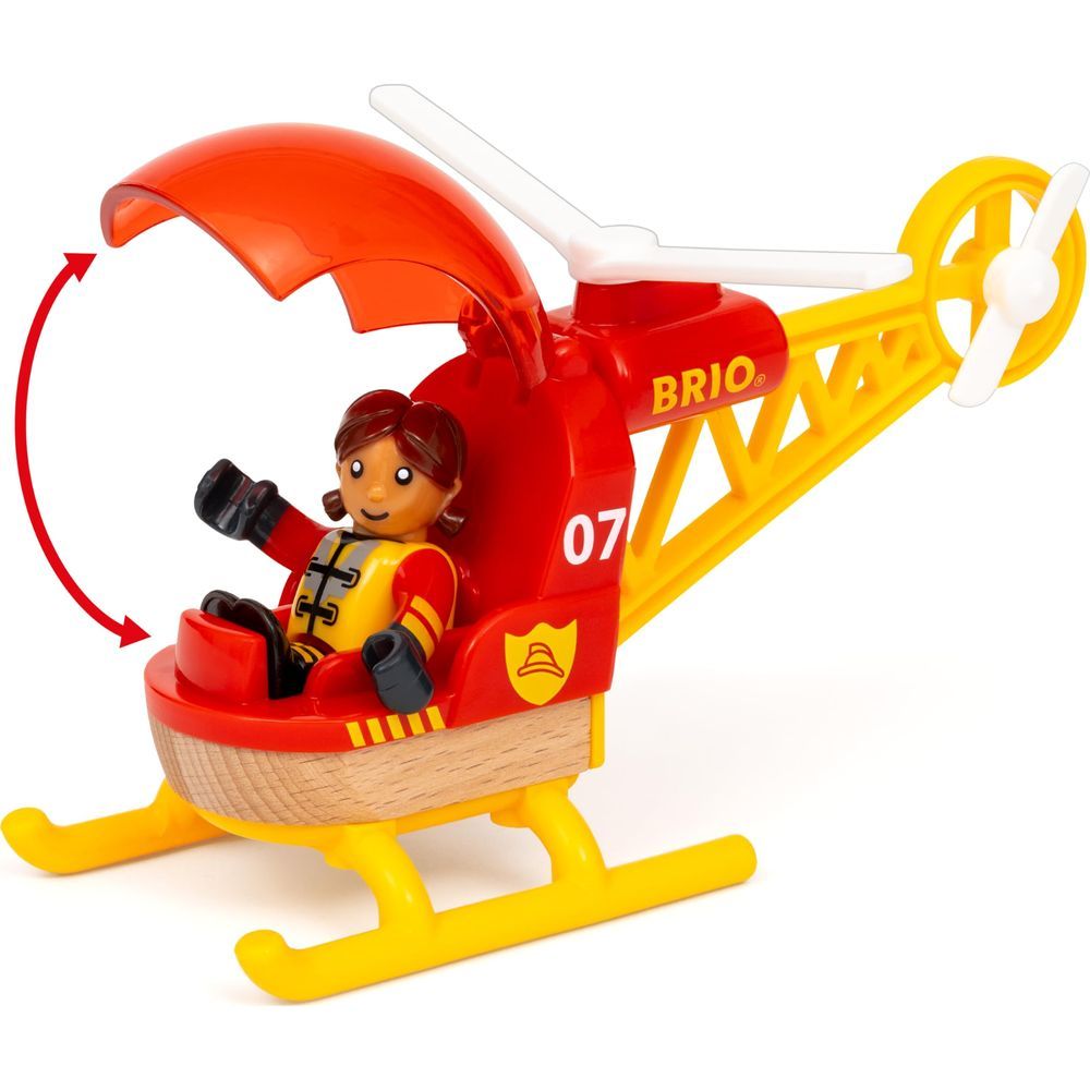 Ein roter BRIO-Helikopter mit gelbem Heckausleger und einer Spielfigur darin.