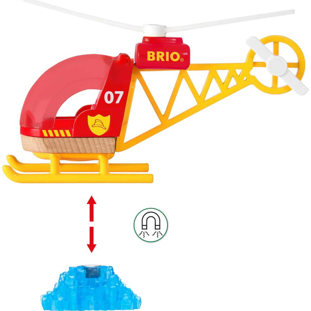 Ein roter und gelber BRIO Hubschrauber mit weißem Propeller und Nummer 07.