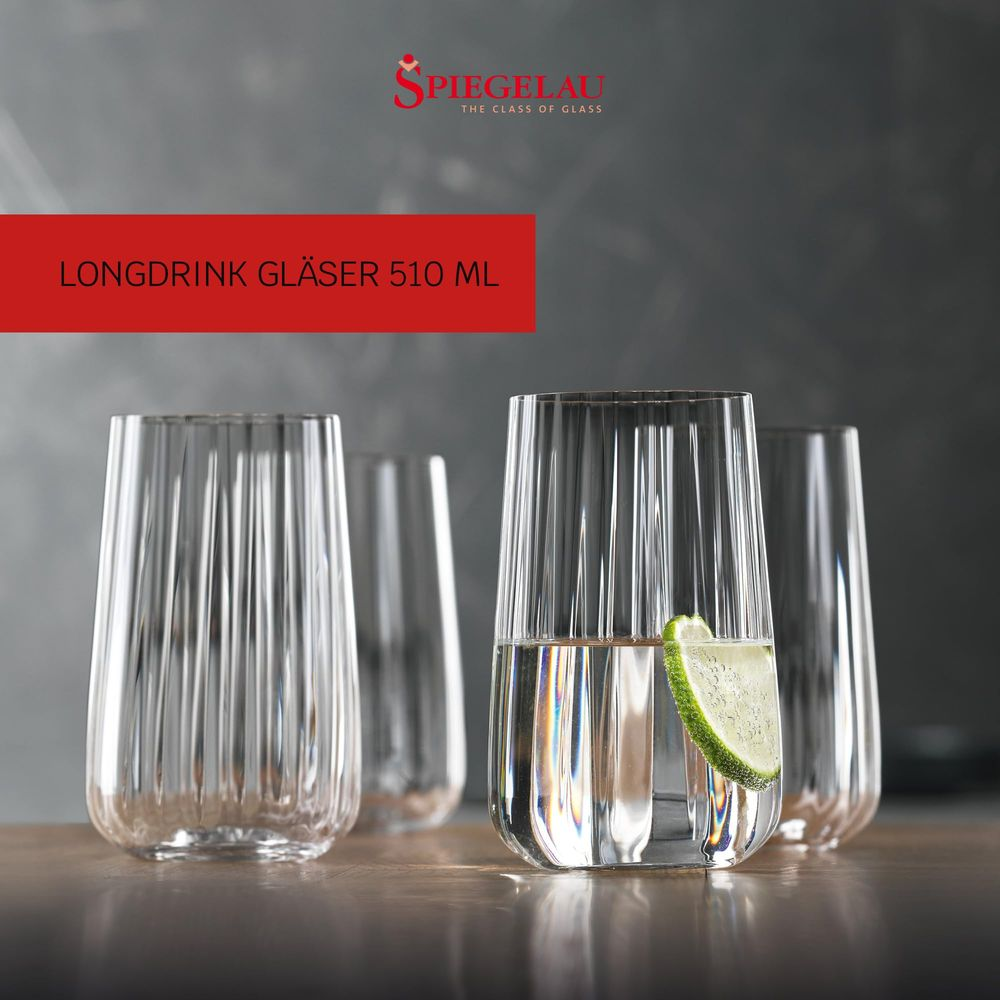 Vier transparente, geriffelte Longdrinkgläser stehen auf einem Tisch. Eines enthält ein Getränk mit Limettenscheibe.