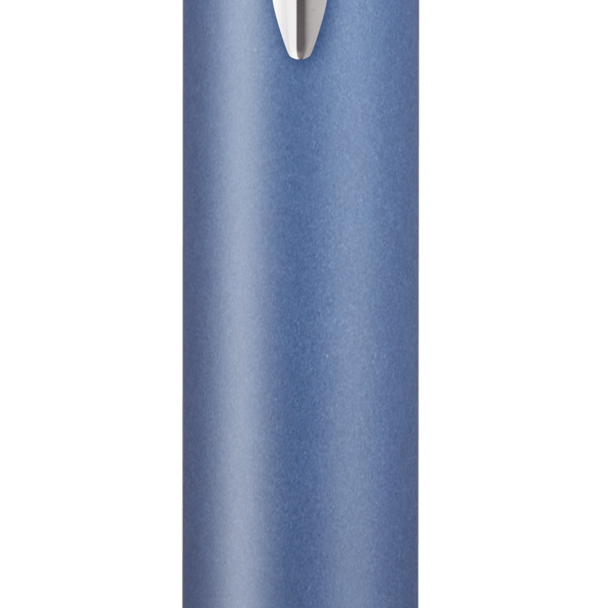 Ein blauer Stift mit silberner Spitze auf weißem Hintergrund.