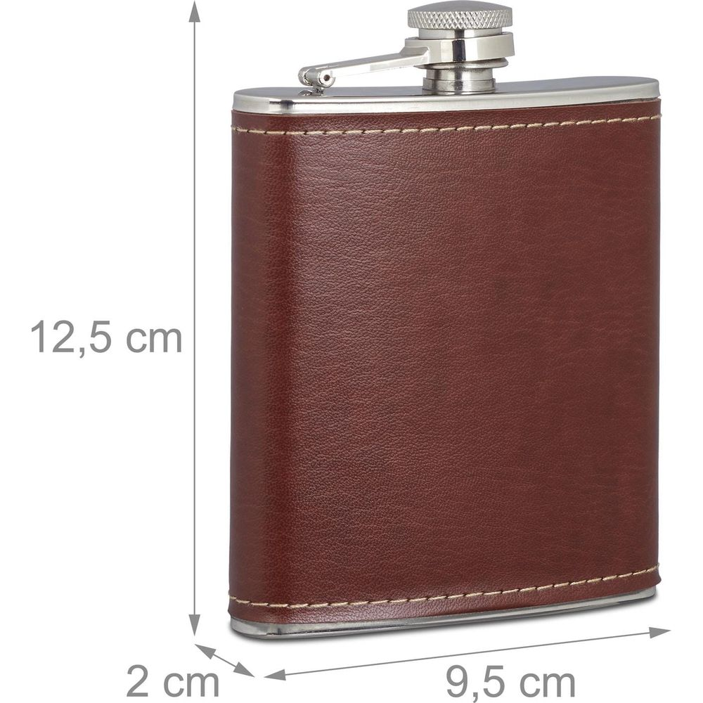 Braune Lederflachmann mit Maßen 12,5 cm H, 9,5 cm B, 2 cm T.