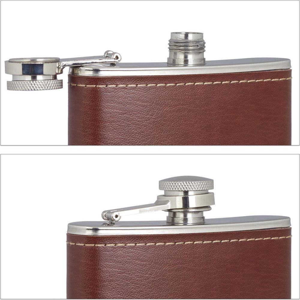 Braune Lederflasche mit silbernem Verschluss und Kette, Nahaufnahme.