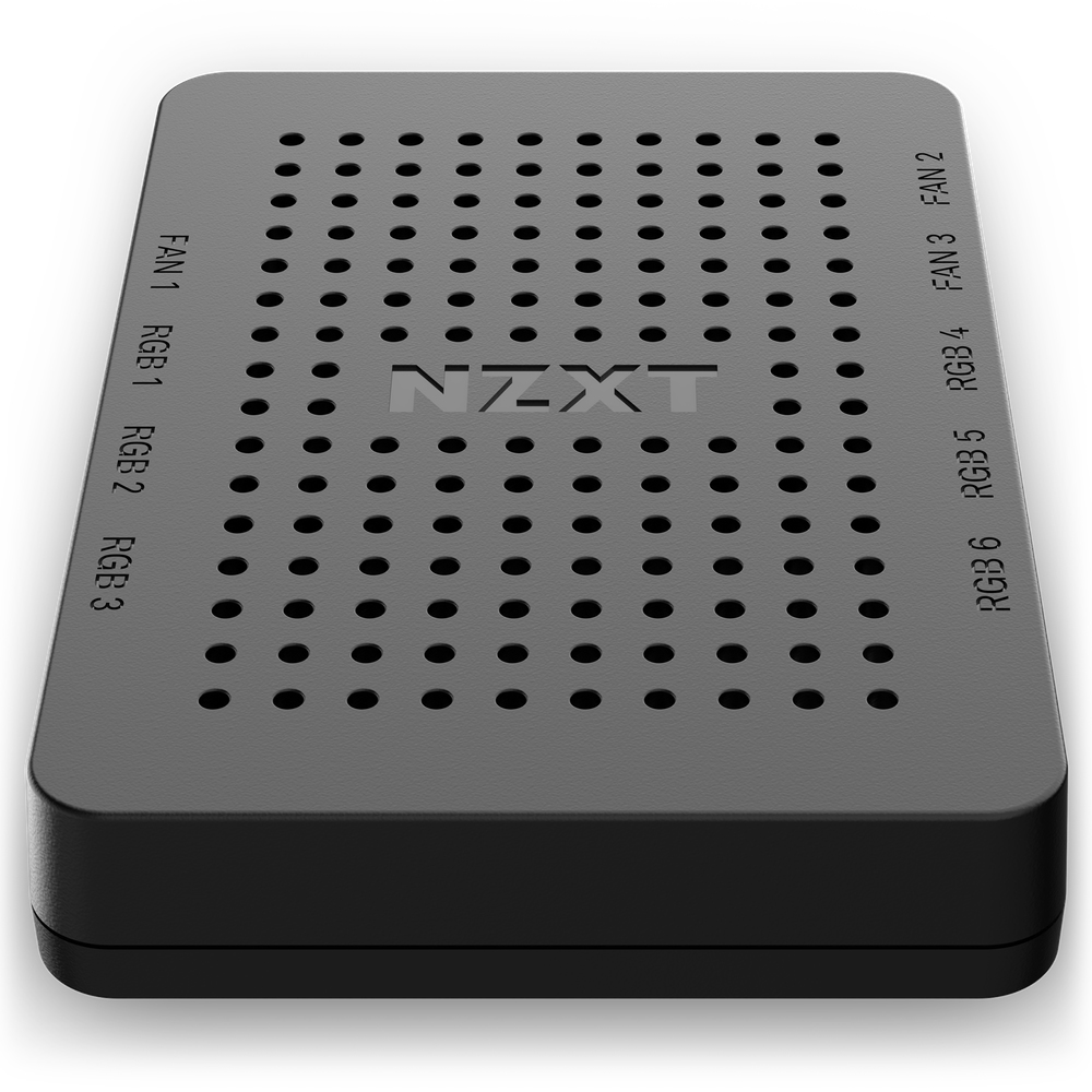 Controller ventola e RGB NZXT nero con porte etichettate in alto.