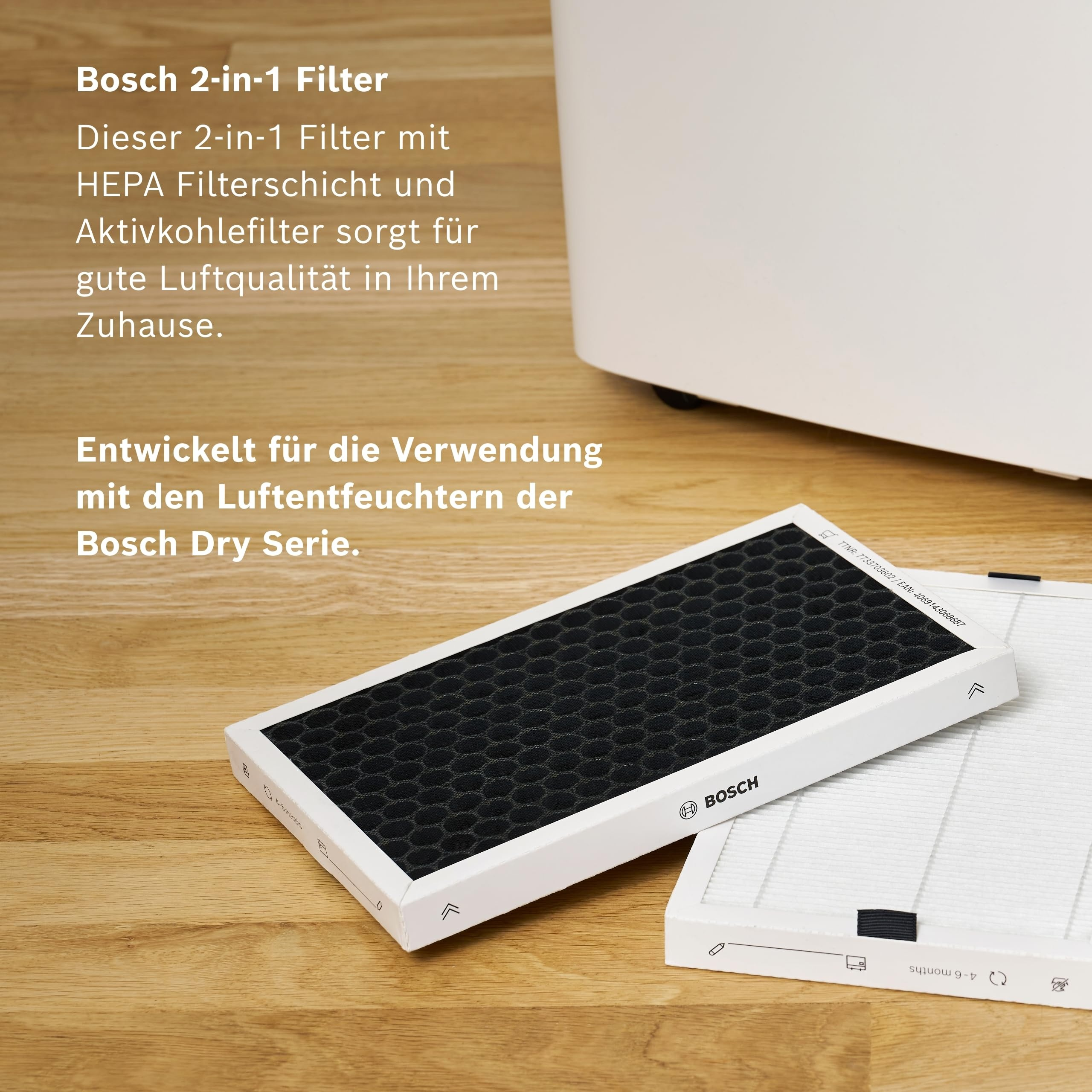 Zwei Bosch 2-in-1 Luftfilter mit Wabenstruktur liegen auf einem Holzboden.