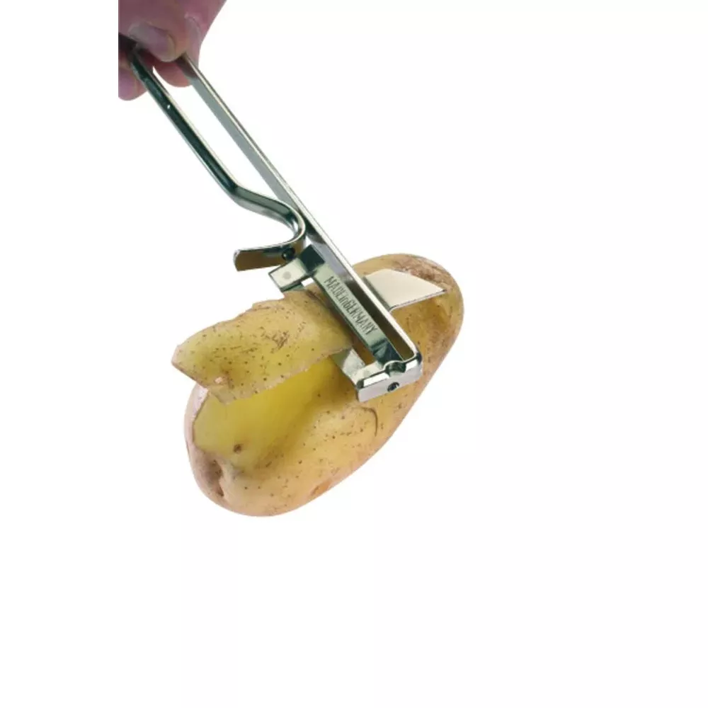 Ein Kartoffelschäler schält eine Kartoffel