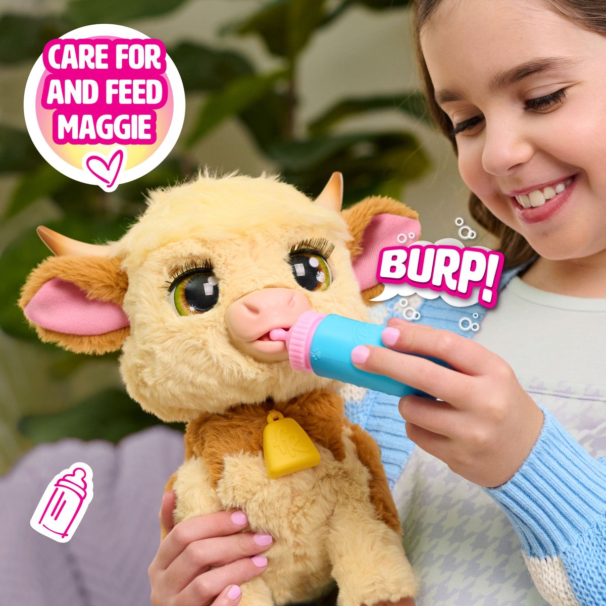 Ein Mädchen füttert eine Plüschkuh mit einer blauen Flasche. "BURP!" steht da.