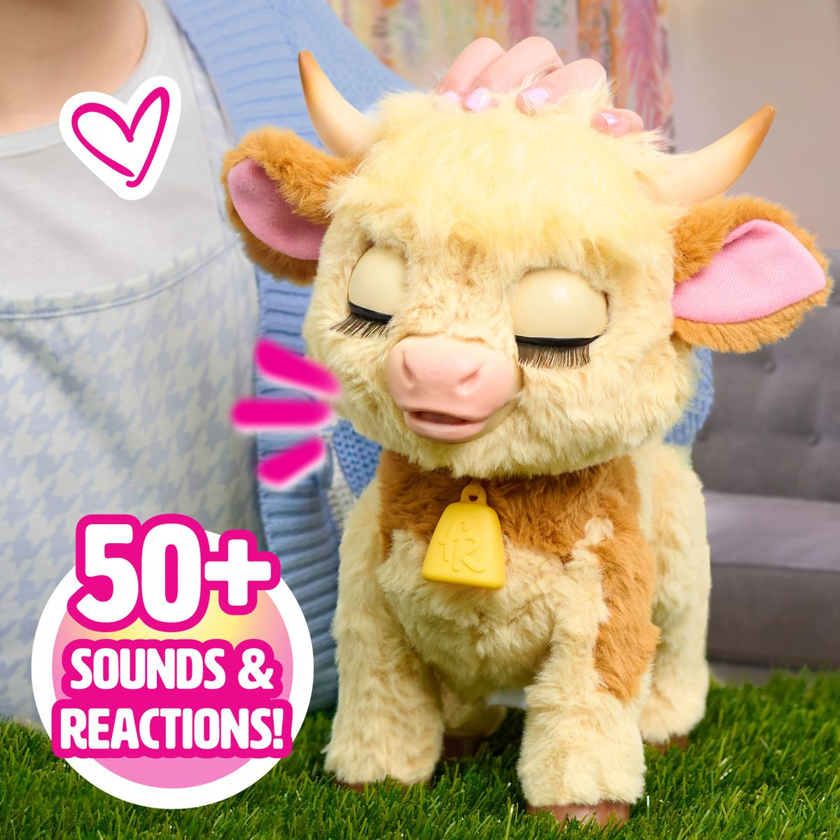 Ein flauschiges Spielzeugkalb mit geschlossenen Augen und einem gelben Glöckchen.