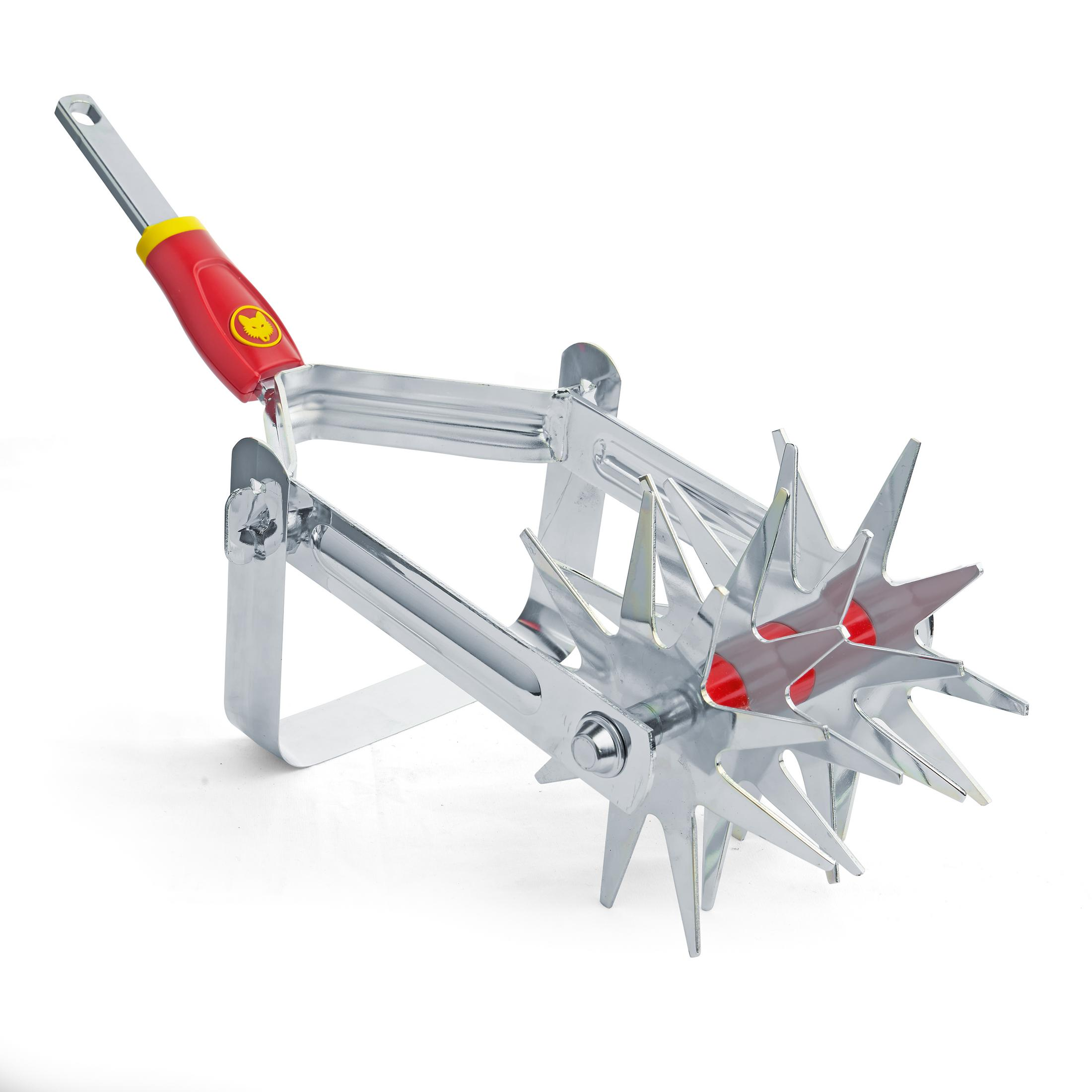 Ein metallischer Bodenlüfter mit rotem Griff und gelbem Kragen.