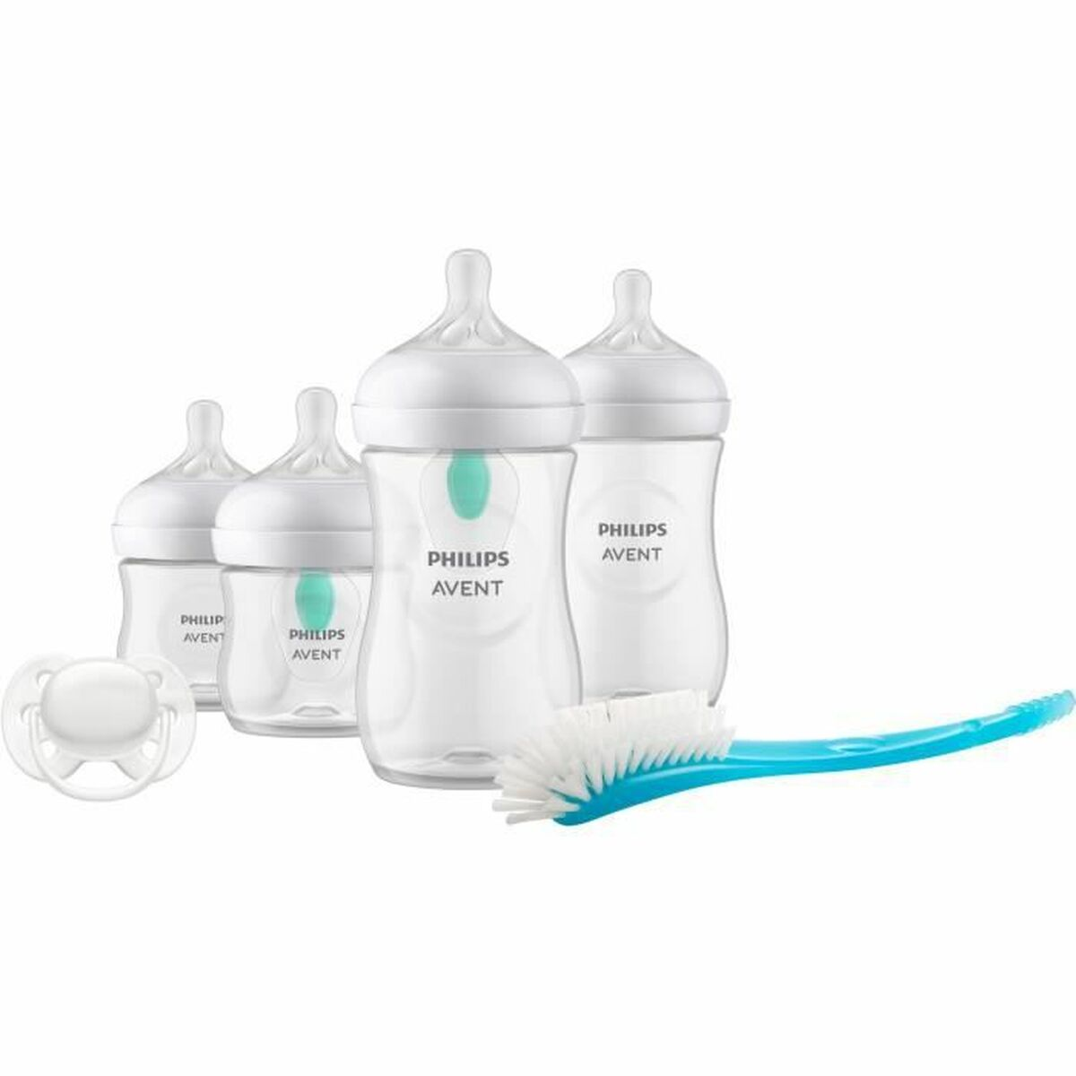Vier Philips Avent Babyflaschen, ein Schnuller und eine blaue Flaschenbürste auf Weiß.