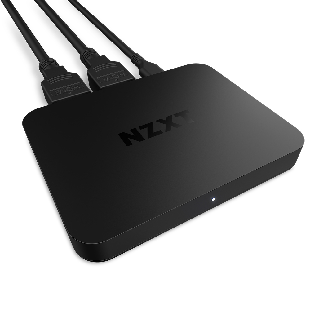 Un hub NZXT nero con tre cavi HDMI collegati.
