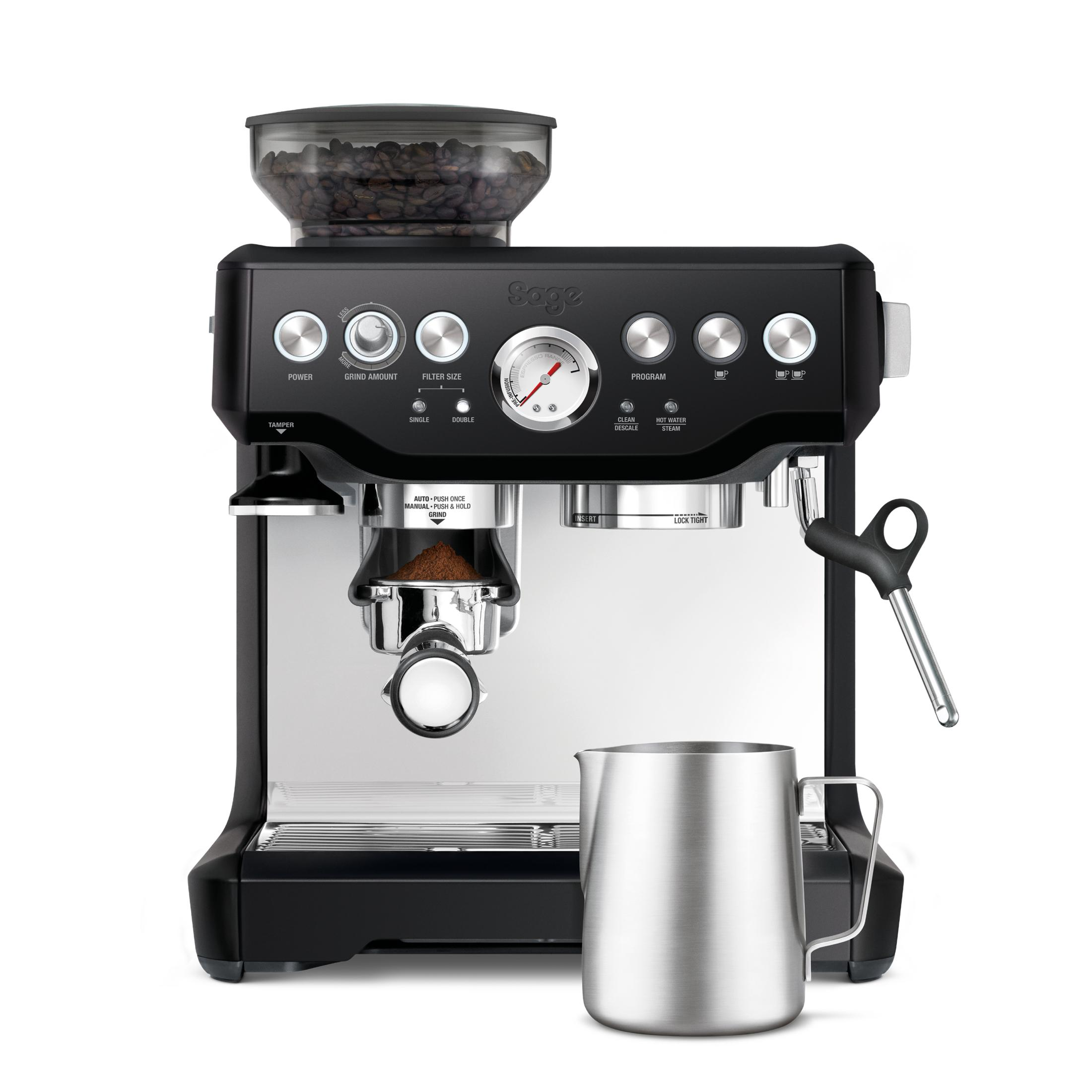 Schwarze Espressomaschine mit Kaffeebohnen, Siebträger, Milchkanne und Bedienelementen.