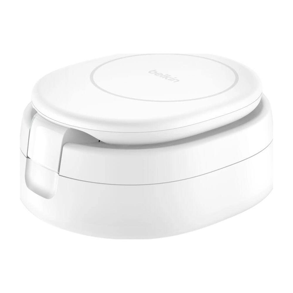 Ein weißes, rundes Ladegerät von Belkin mit einem erhöhten oberen Teil.