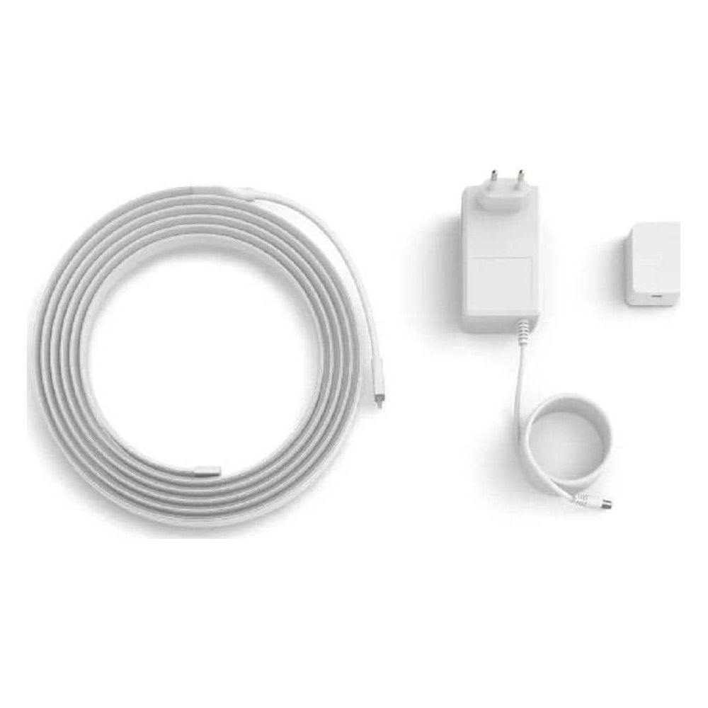 Ein weißes LED-Lichtband, Netzteil und Stecker auf weißem Hintergrund.
