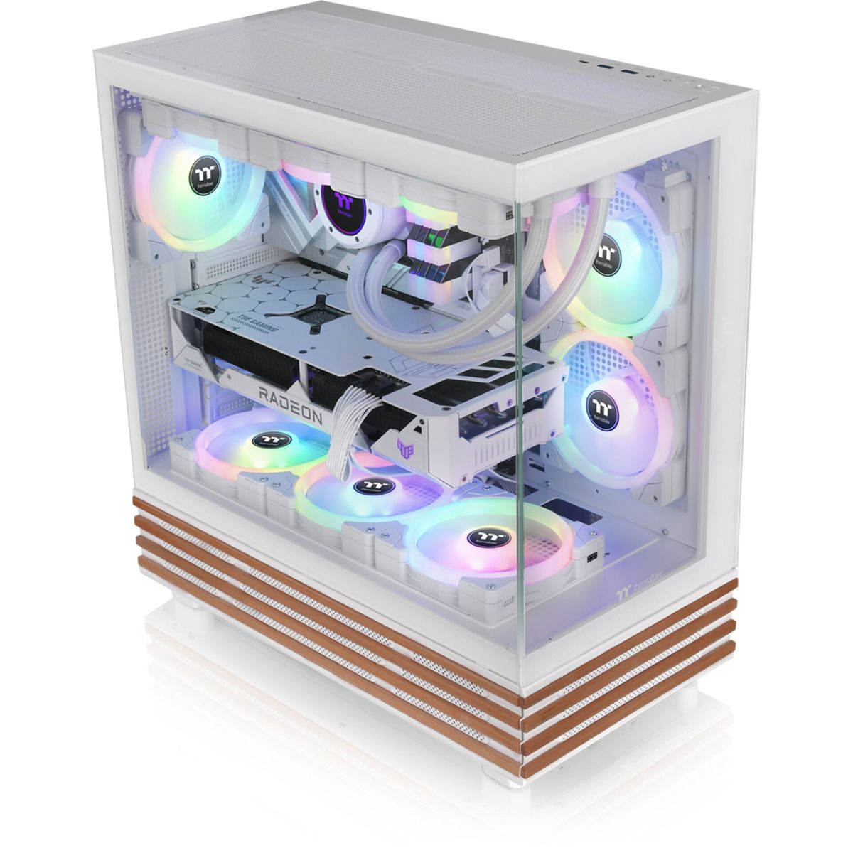 Ein weißes PC-Gehäuse mit RGB-Lüftern und einer Radeon-Grafikkarte.