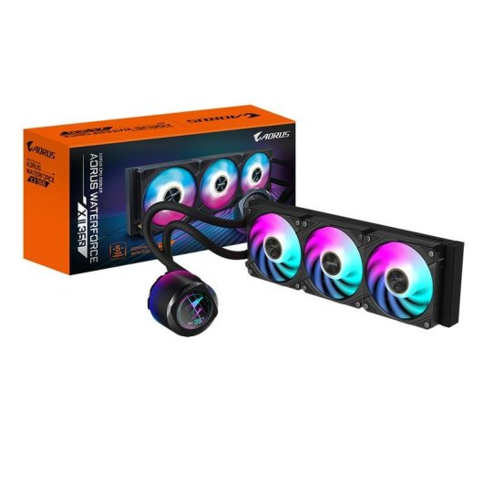 Un enfriador de agua Aorus con tres ventiladores e iluminación RGB, junto a su embalaje naranja.