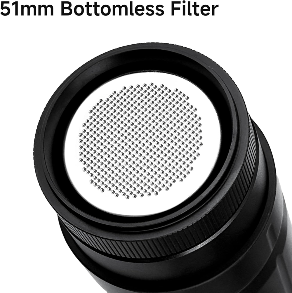 Primer plano de un filtro de café sin fondo de 51 mm con muchos agujeros pequeños.